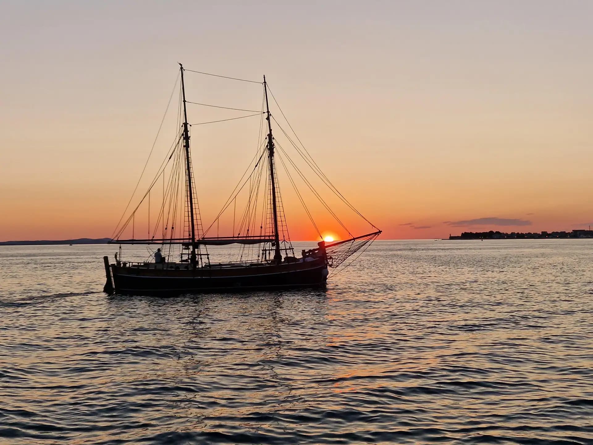 Zadar: Rejs tradycyjną łodzią o zachodzie słońca z winem i napojami