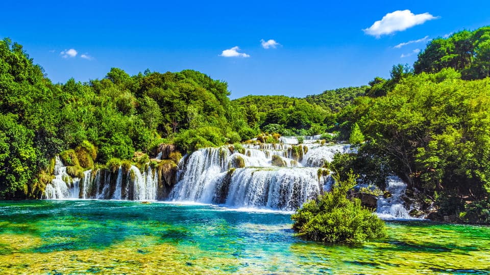 Split i Trogir: Wycieczka do Wodospadów Krka z przewodnikiem i degustacją wina