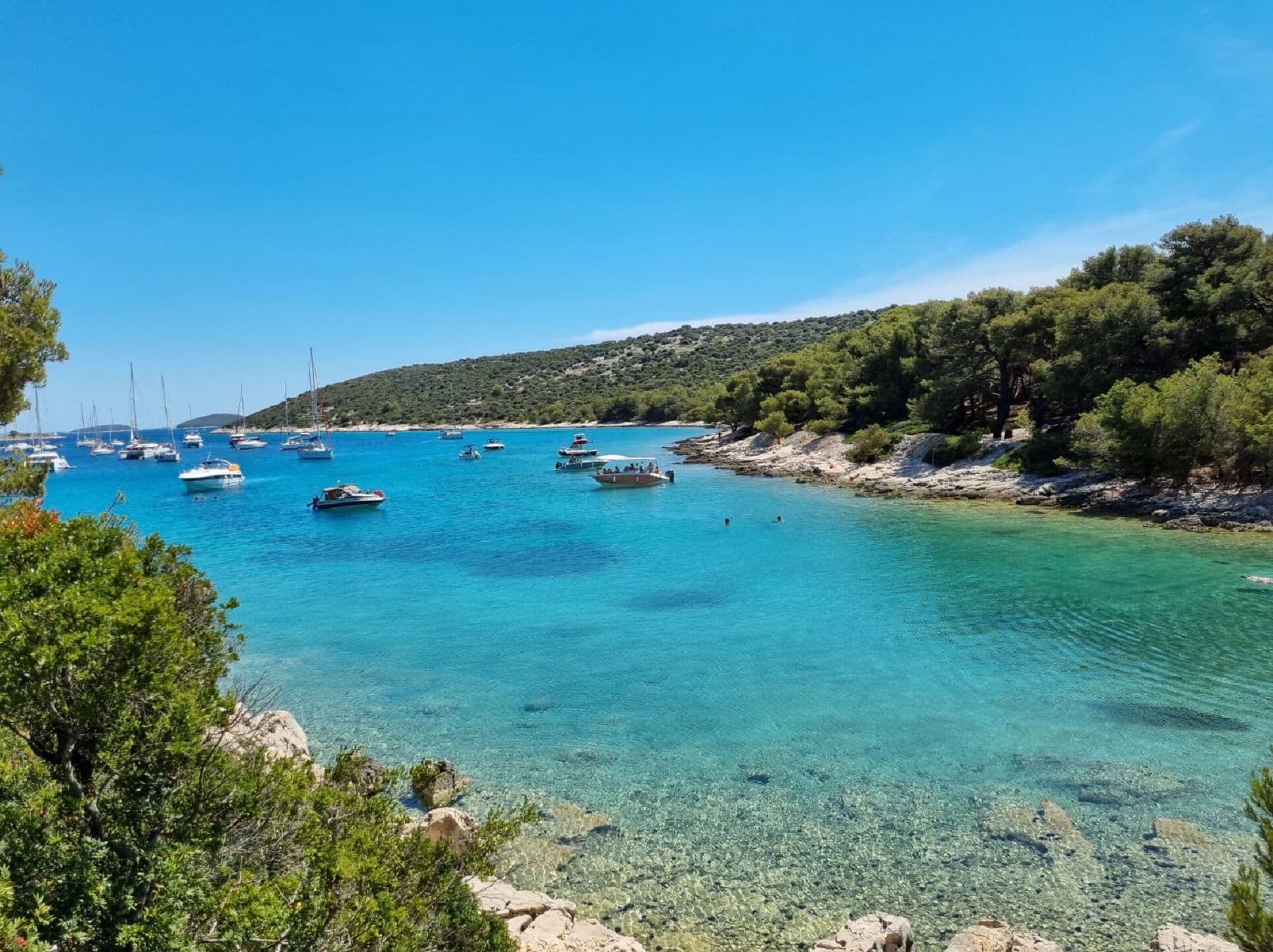 Vodice: Prywatny rejs łodzią motorową po wyspach Riwiery Szybenikiej - opcja całodniowa