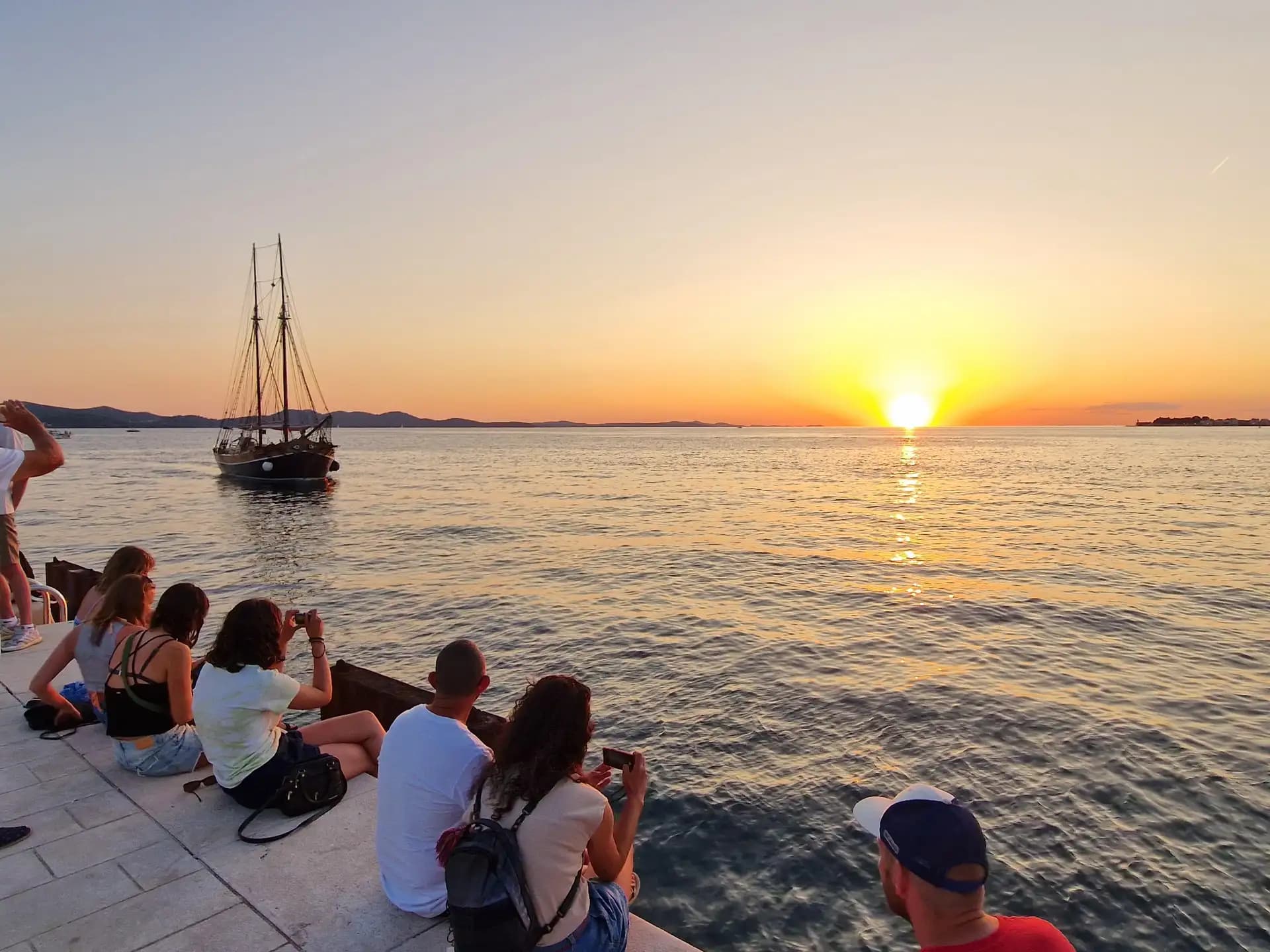 Zadar: Rejs tradycyjną łodzią o zachodzie słońca z winem i napojami