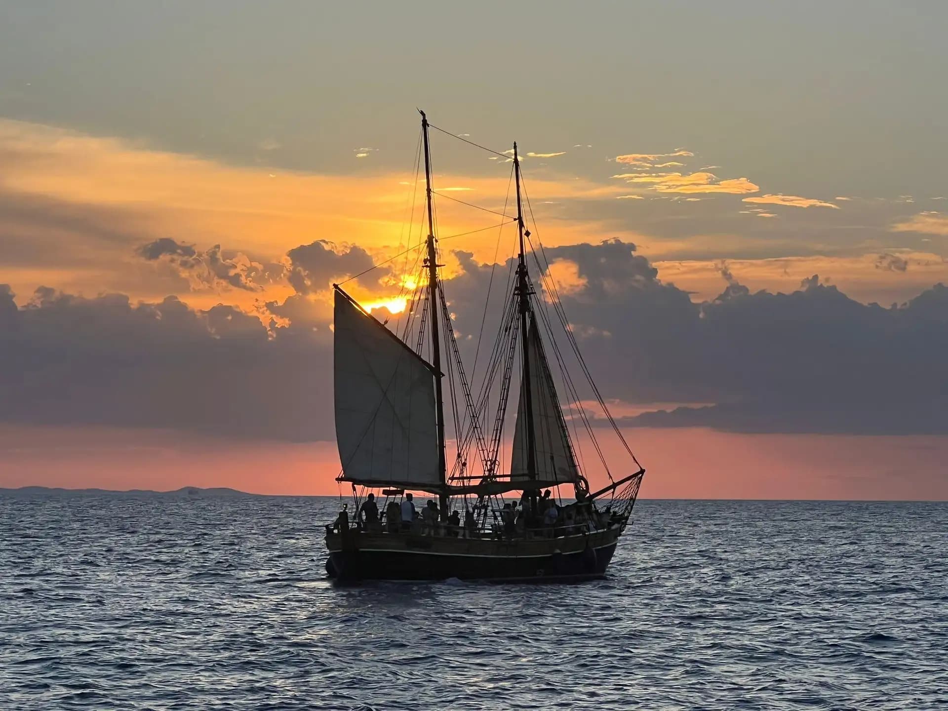 Zadar: Rejs tradycyjną łodzią o zachodzie słońca z winem i napojami