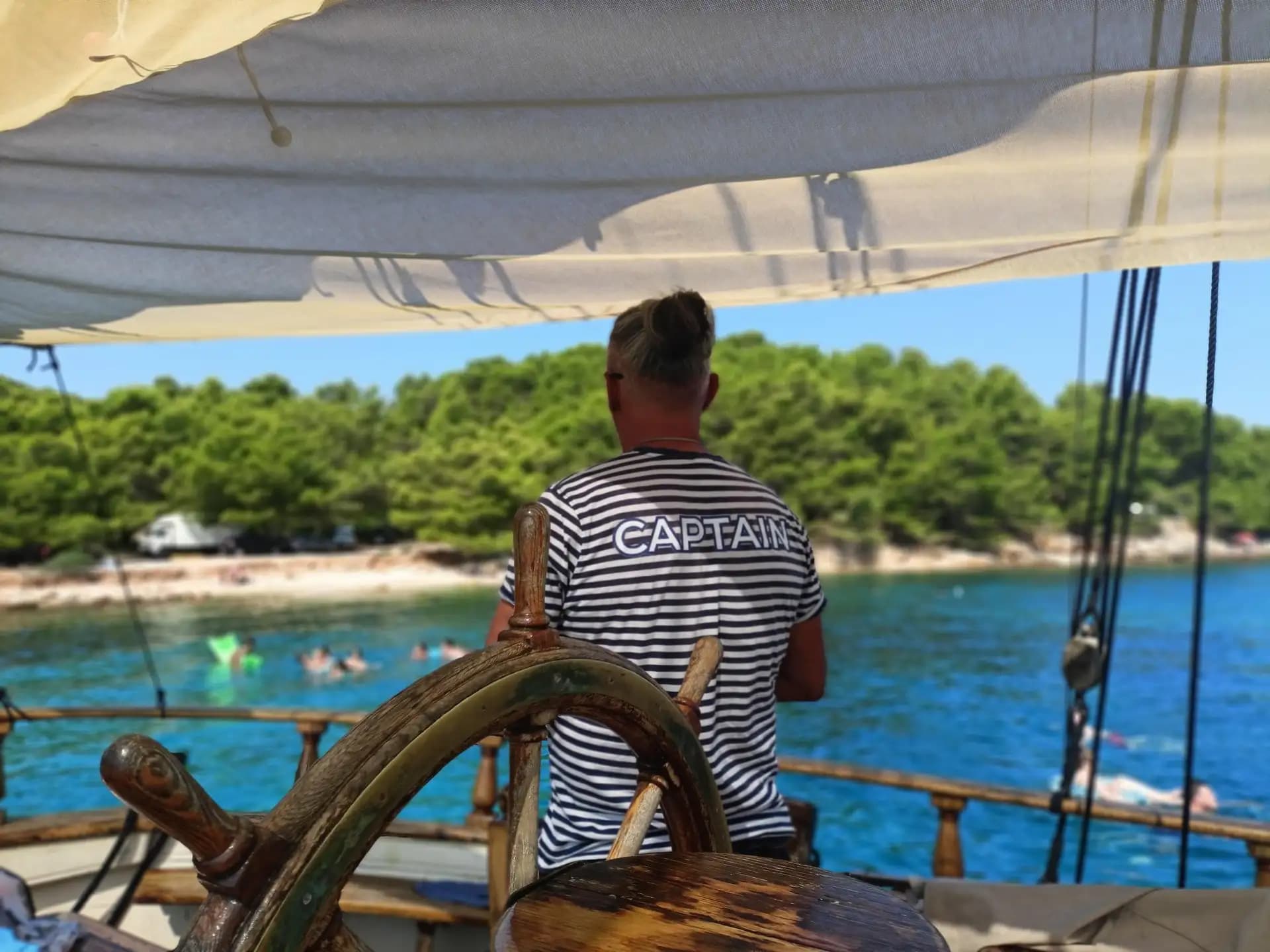 Zadar: Rejs półdniowy tradycyjną 120-letnią łodzią po Adriatyku z winem i napojami